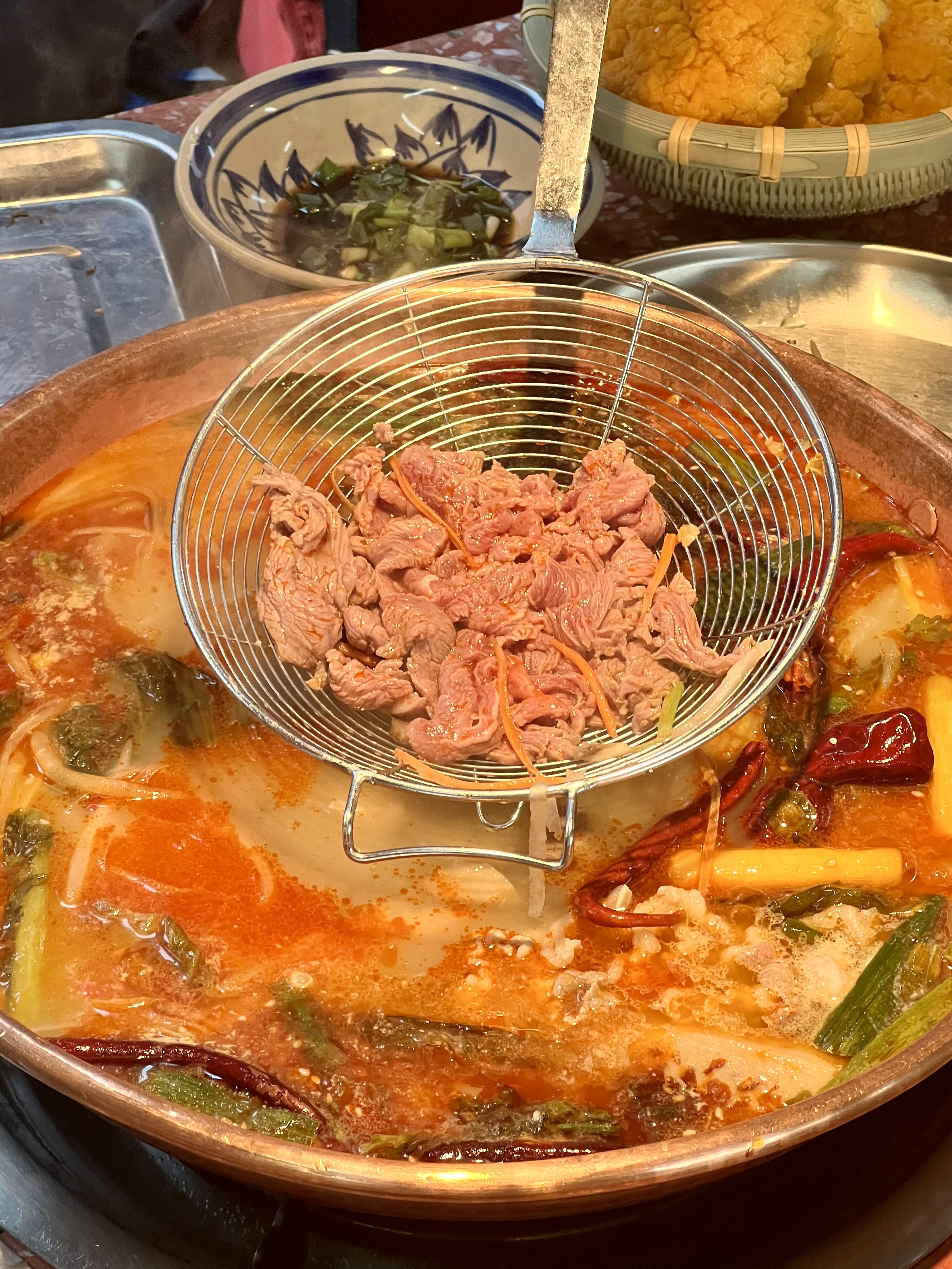 一锅酸辣品味云南酸菜牛肉火锅