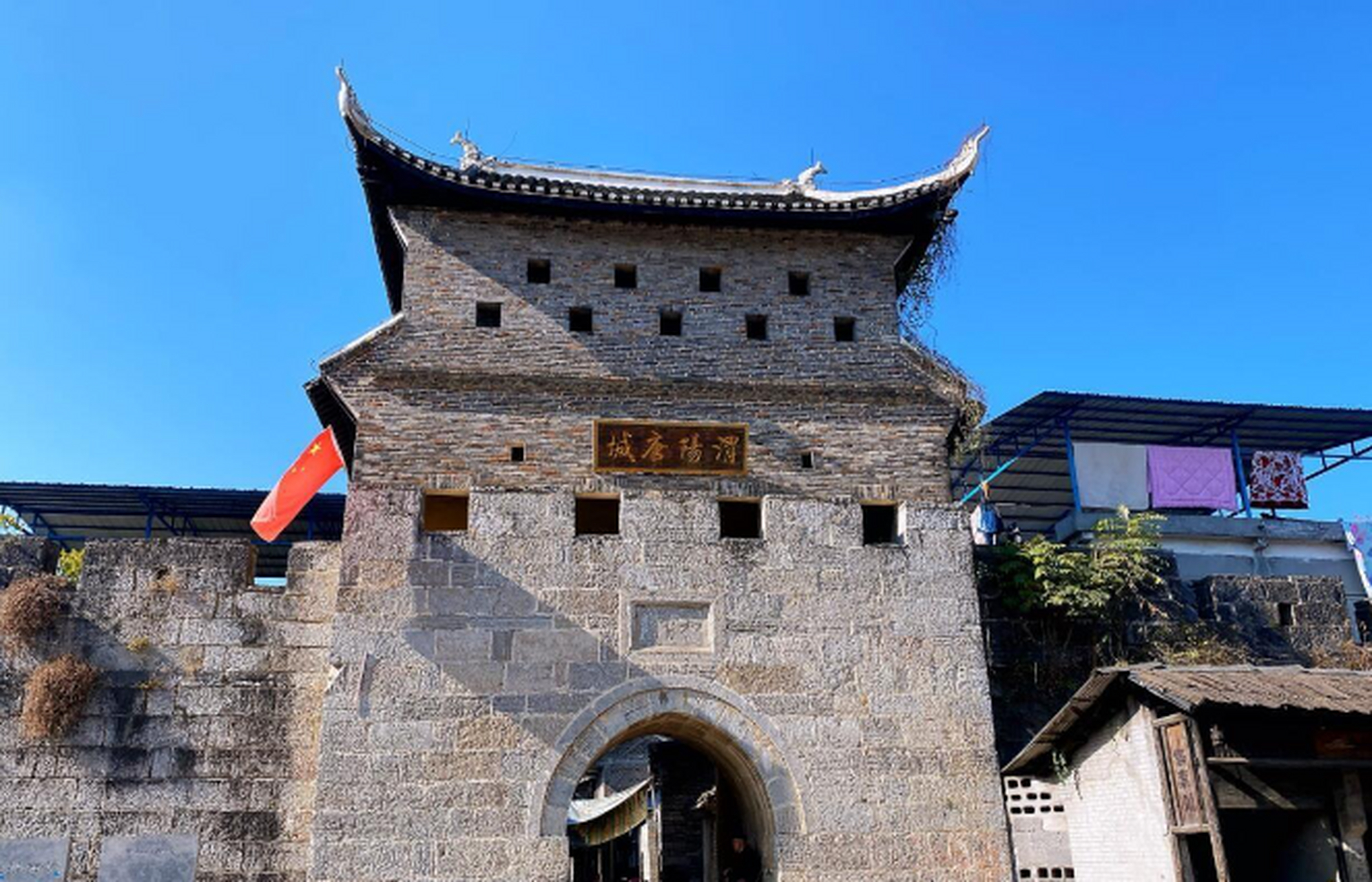 摘要:黄丝桥古城是中国少见的完整石头城,历经1300年仍保持完整.