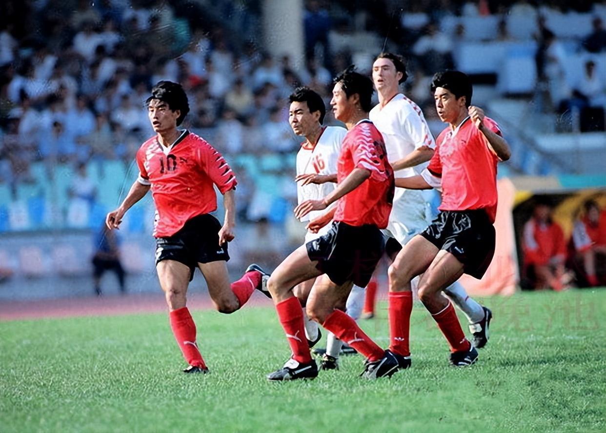 1995年,大连万达队如何逼平强敌?