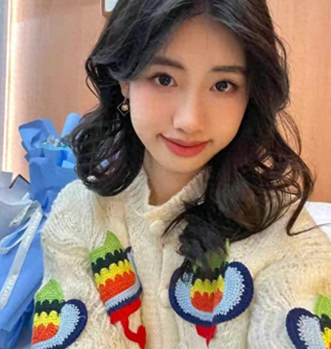 冯小刚女儿17岁办画展,引大佬站台,水平遭嘲像小学生