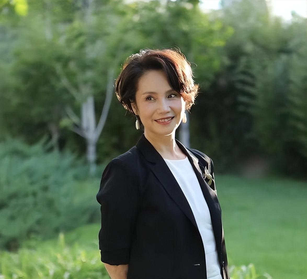 央视著名主持人徐俐:35再婚儿子在结婚证上的留言,让她泪目反思