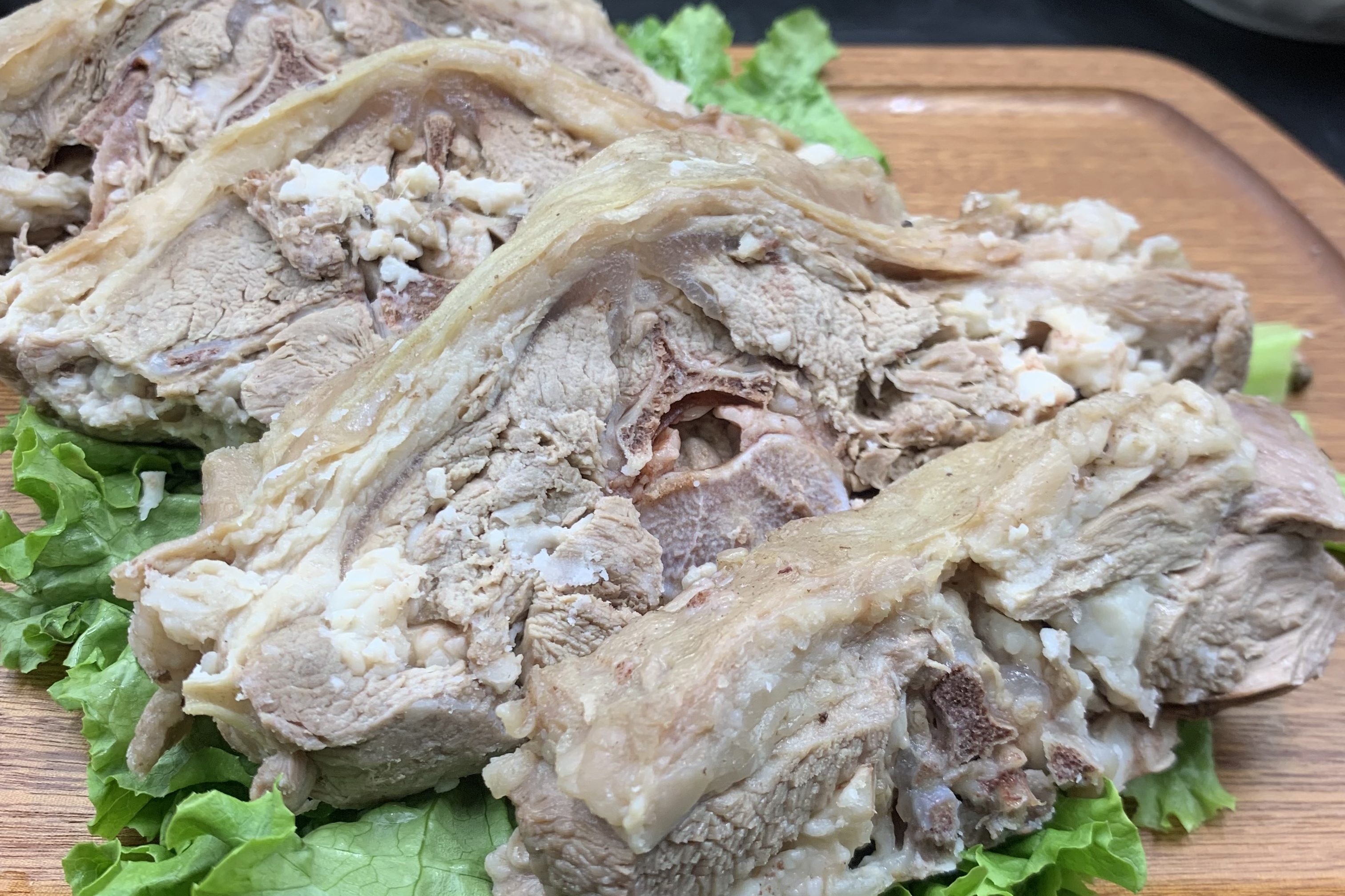 随着电商兴起,东乡手抓羊肉销往全国各地,成为文化符号