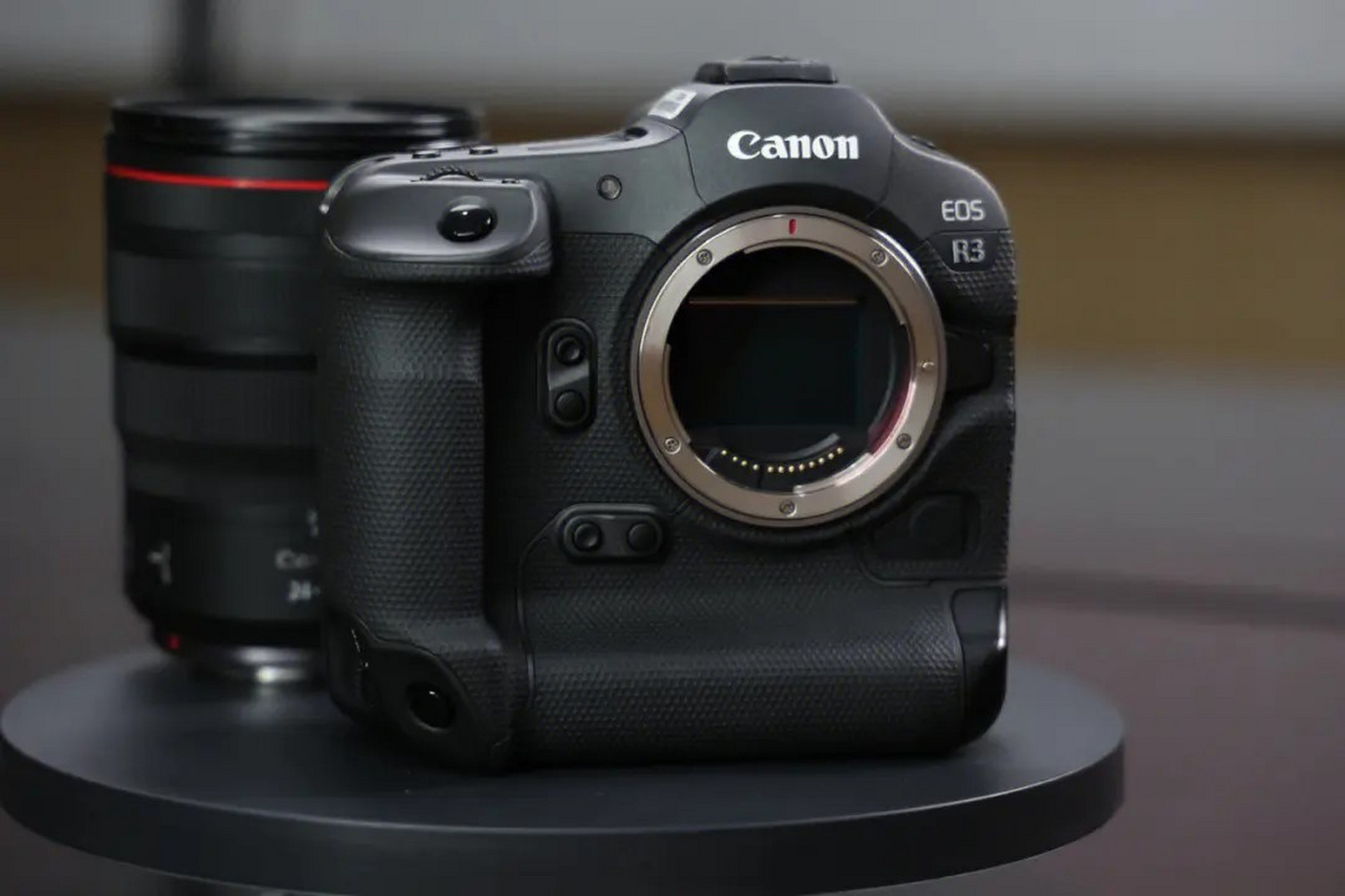 佳能eosr3是一款2021年9月14日发布的全新无反相机,具备强大的硬件