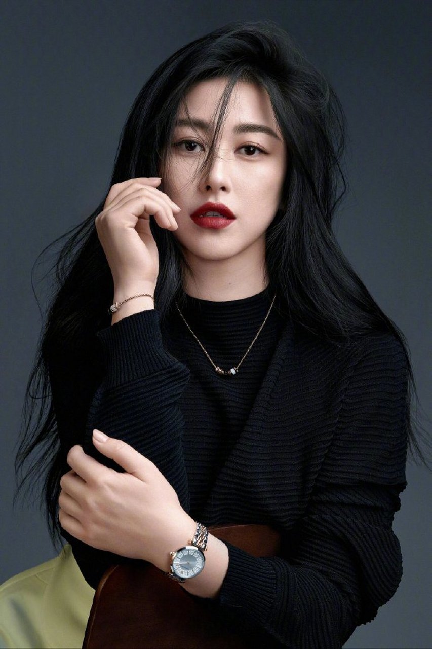 朱珠为《风尚志》拍摄的照片中,她展现出性感的妩媚和精致五官,烈焰