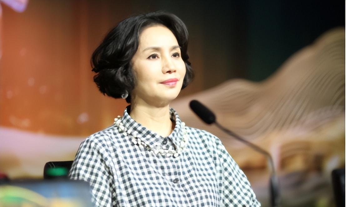 央视著名主持人徐俐:35再婚儿子在结婚证上的留言,让她泪目反思