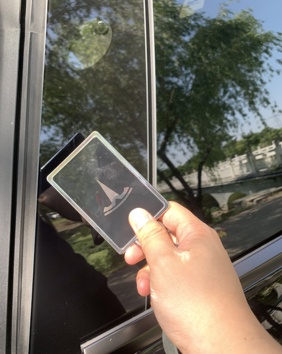 特斯拉感应钥匙卡怎么感应?两个感应区可以尝试