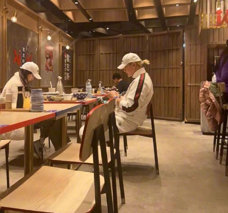 黄子韬潮牌门店开张!专点名徐艺洋发言!黄妈妈反应最好嗑