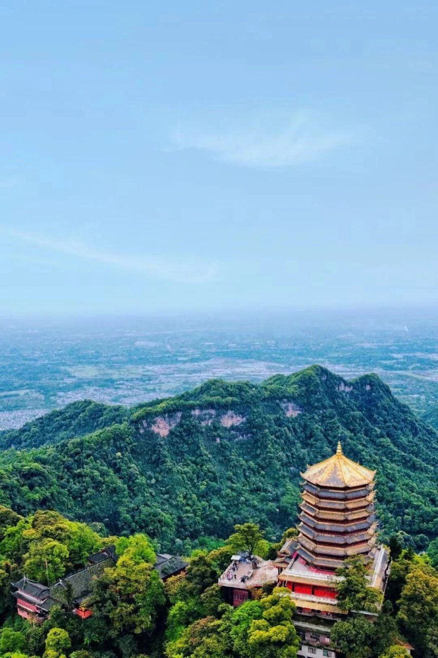 成都自古被誉为"天府之国",拥有丰富的历史文化和美丽的自然景观
