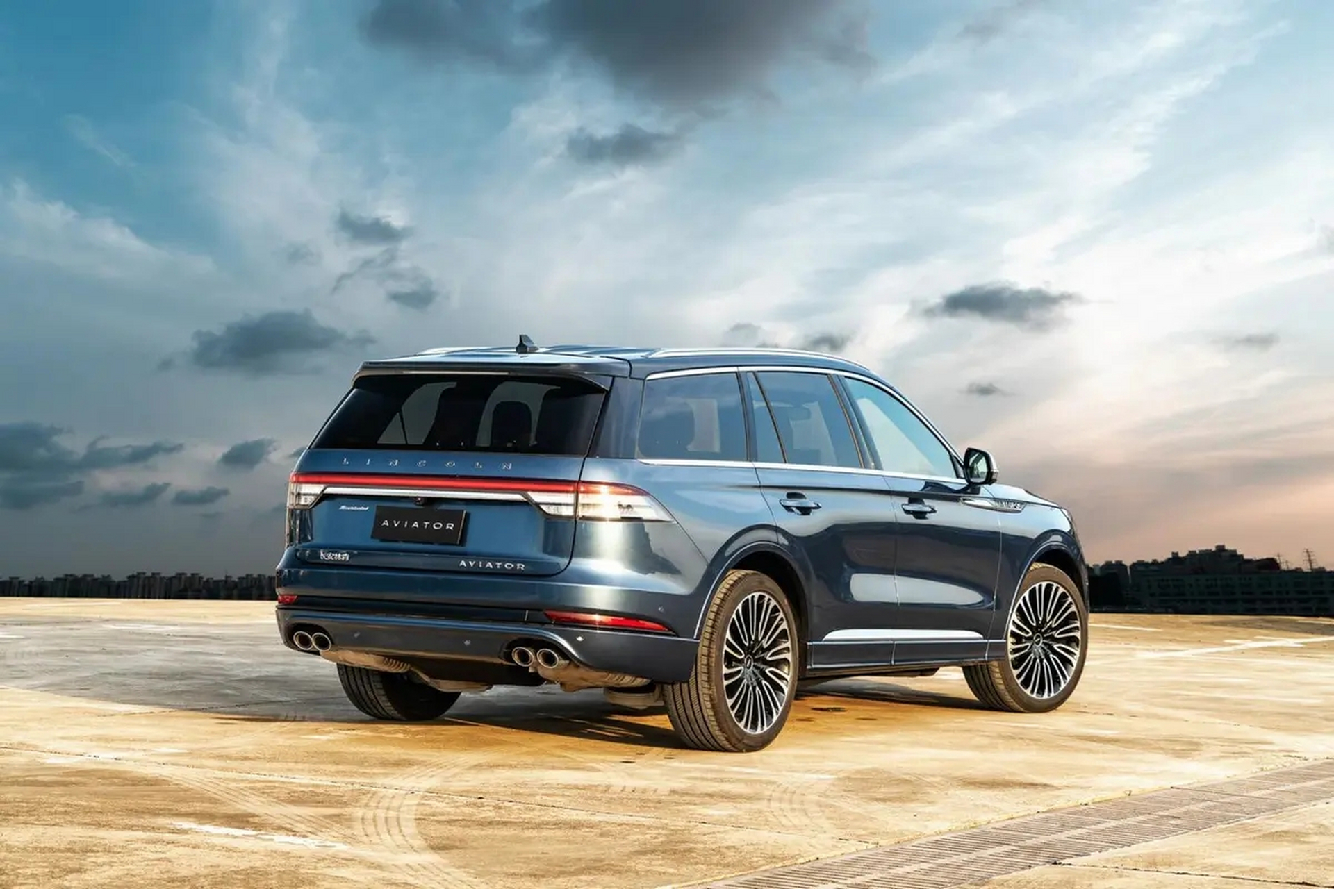 林肯飞行家是一款豪华suv,外观设计精致,内饰舒适,动力强劲,性能配置