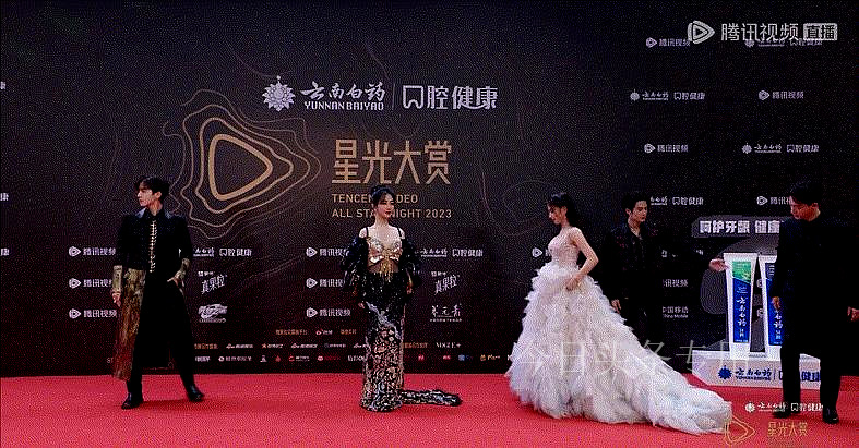 星光大赏红毯迪丽热巴最美新娘,唐嫣仙裙超惊艳!杨紫黑裙好老气