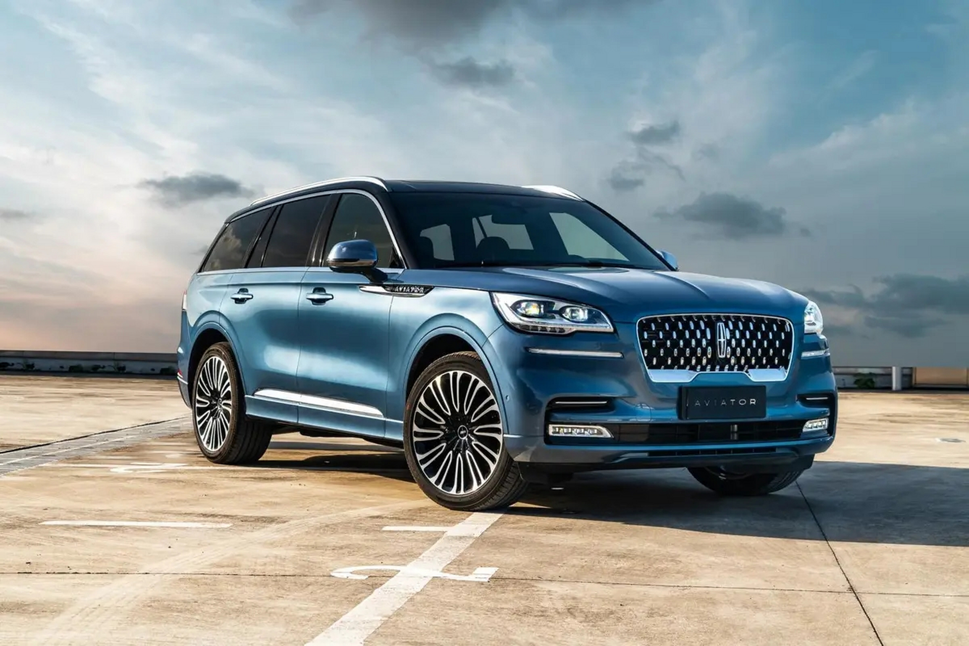 林肯飞行家是一款豪华suv,外观设计精致,内饰舒适,动力强劲,性能配置