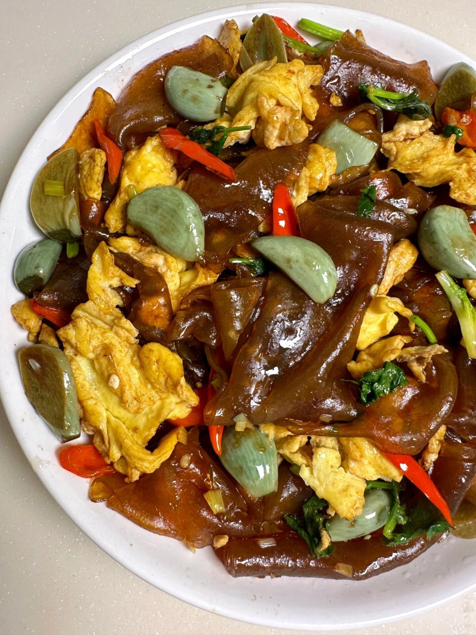 这个腊八蒜炒粉皮这真的太太太好吃啦,腊八蒜酸酸辣辣的 超好吃,粉皮