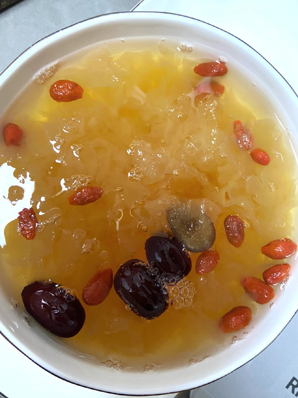 食材准备,一颗干银耳,枸杞几颗,黄冰糖,红枣几颗