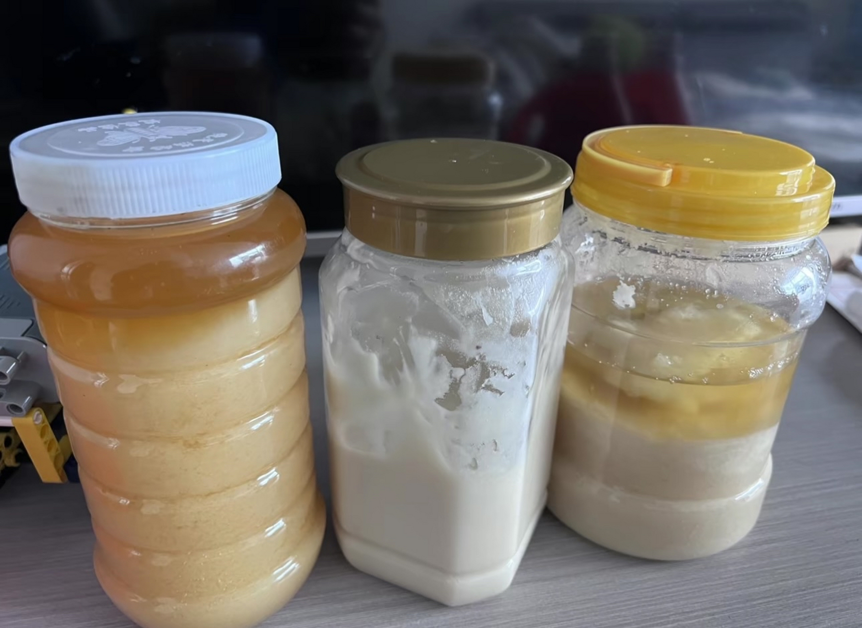 正宗蜂蜜的颜色有几种图(正宗的蜂蜜是白颜色还是黄颜色的)