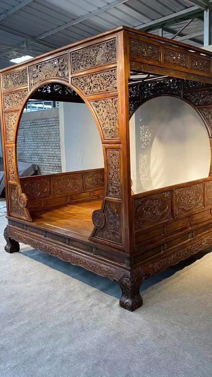 黄花梨架子床,满鬼脸牛毛纹清晰 隼卯结构,长212厘米,宽191厘米,高225