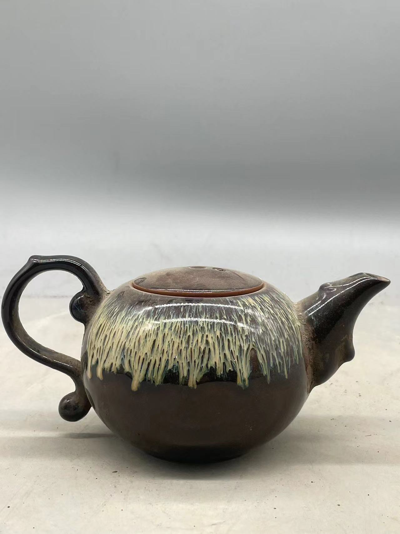 钧瓷镶银浮雕龙纹茶壶