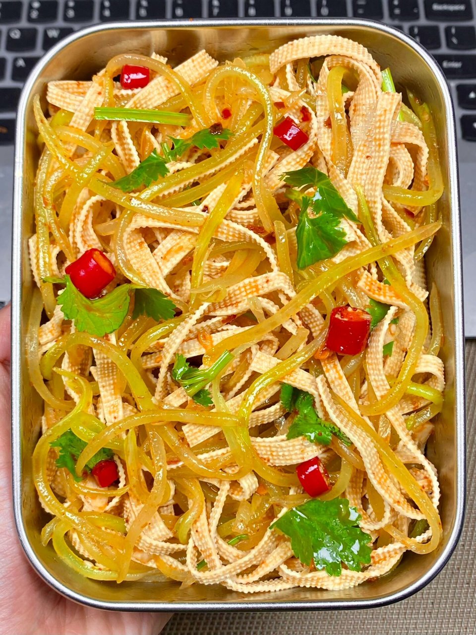 这个酸辣可口的千张拌莴笋丝,真滴巨巨巨好吃诶 莴笋丝清甜爽脆,千张