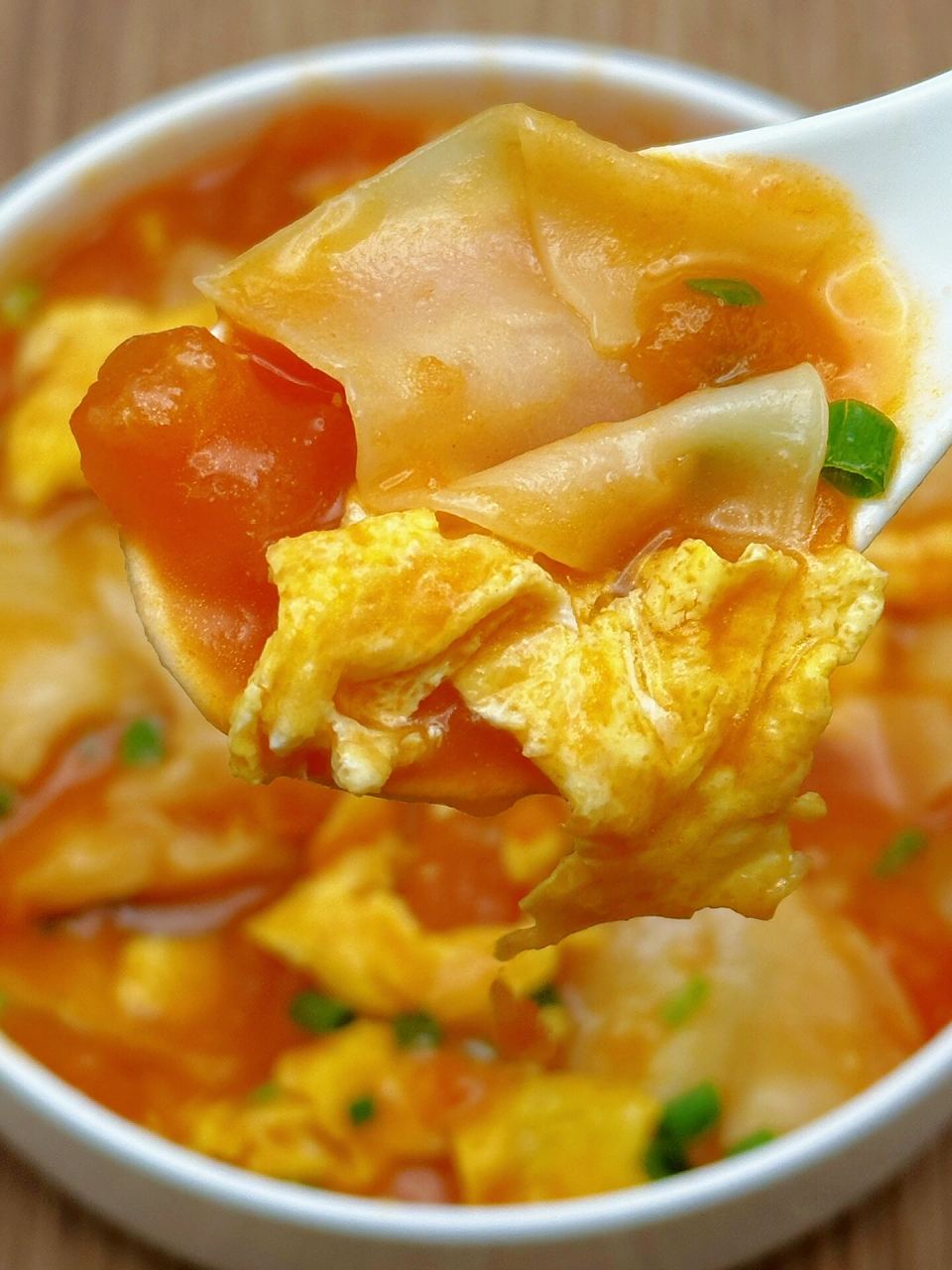 番茄浓汤烩面片,爽滑q弹 食材:饺子皮,番茄,鸡蛋,葱 做法:如图所示