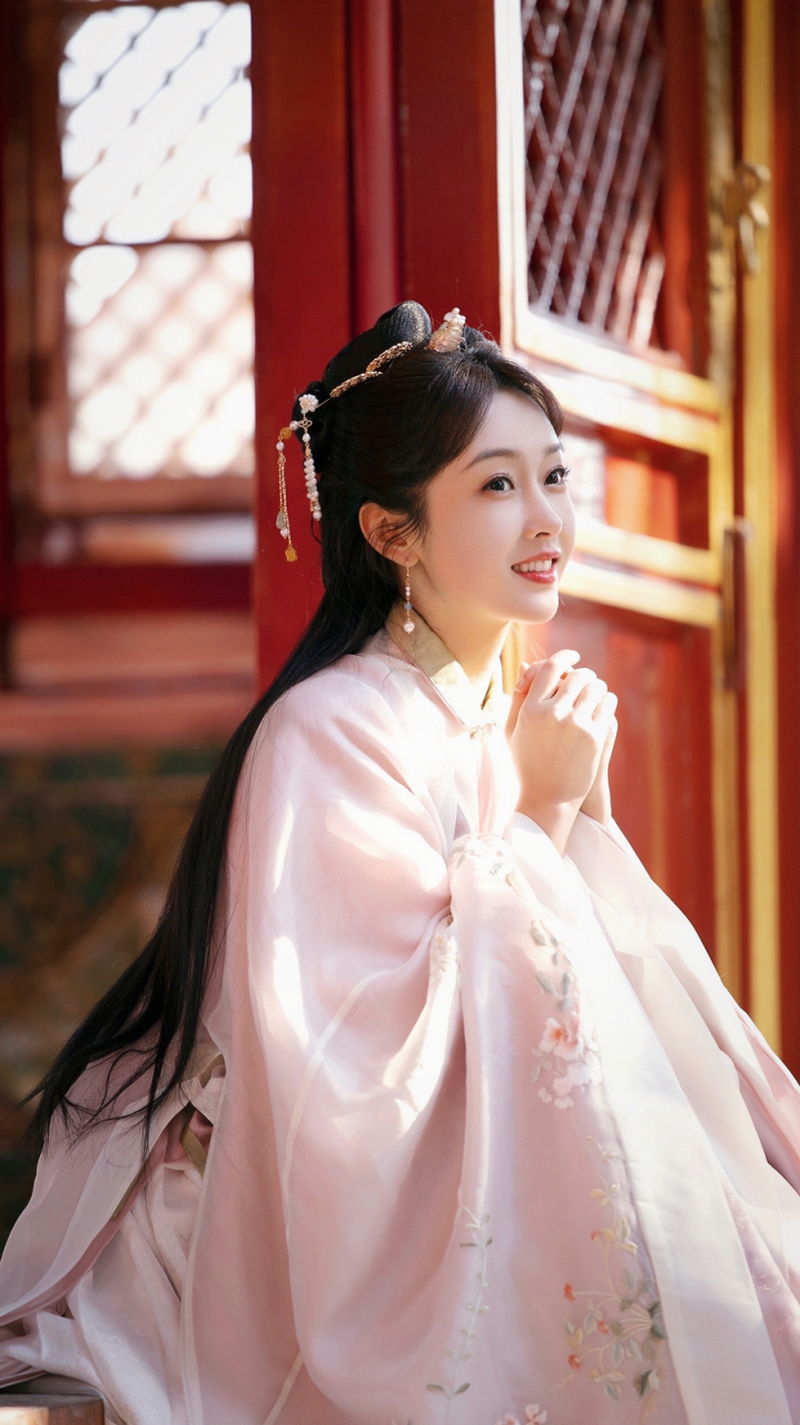 宣璐古装造型太美了!希望她新的一年能够顺顺利利,红红火火!