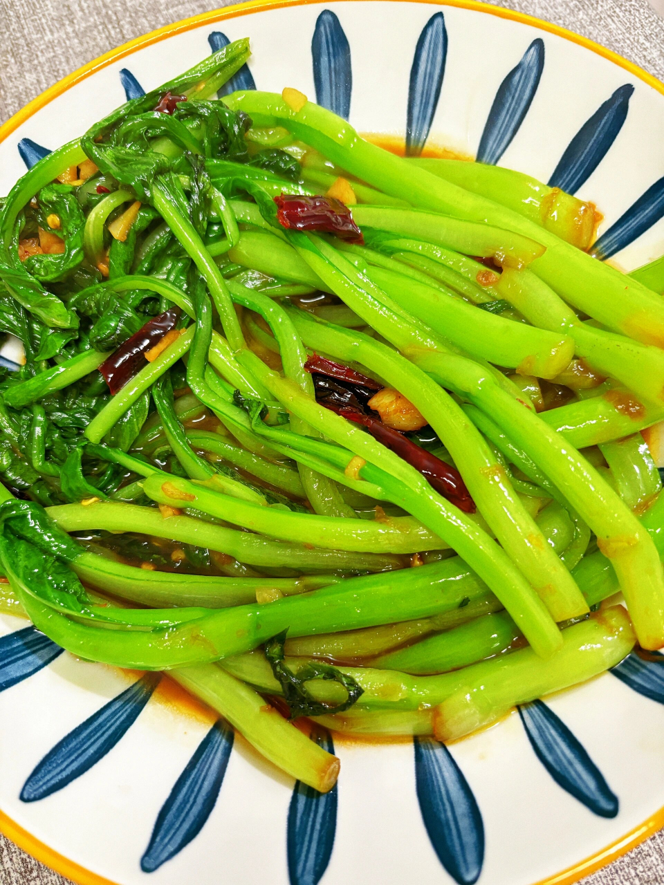 清炒菜心,打工人的快手菜,1分钟就出锅 	 食材:菜心,蒜末,干辣椒 做法