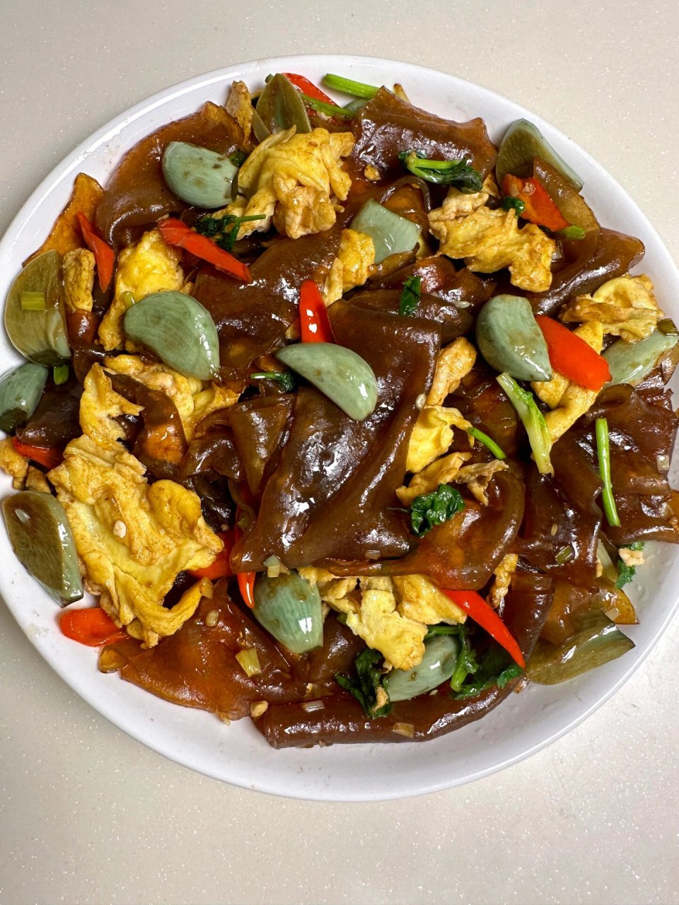 这个腊八蒜炒粉皮这真的太太太好吃啦,腊八蒜酸酸辣辣的 超好吃,粉皮