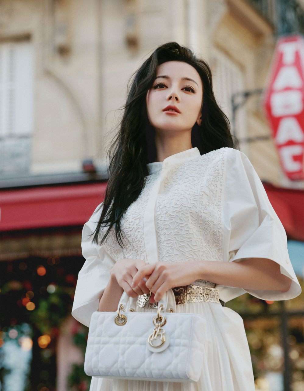 迪丽热巴的街拍大片好美,一袭白裙搭配微卷长发,优雅时尚,大方知性