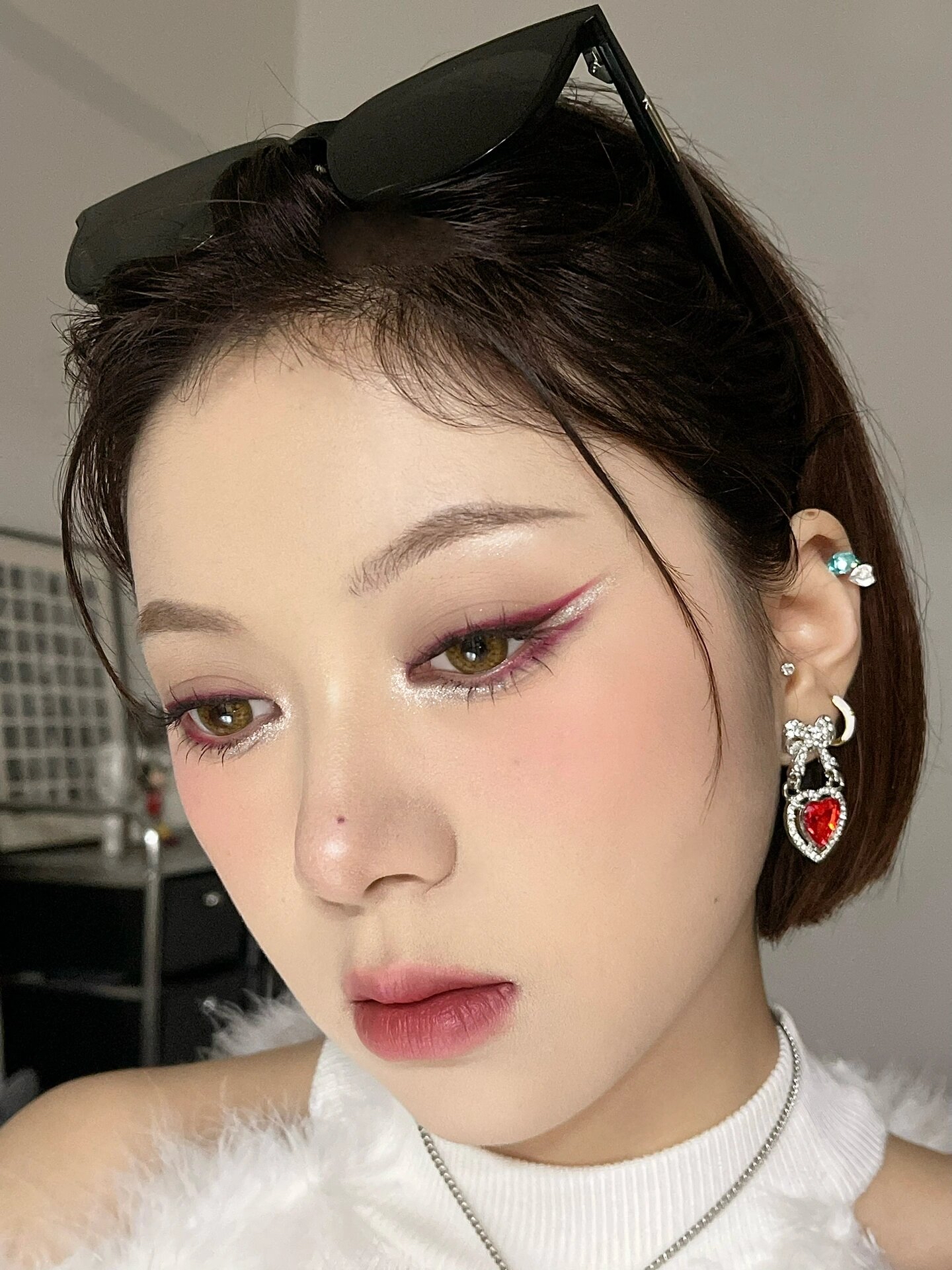 红丝绒新年妆～美翻全场 眼妆用了红色眼线来提升氛围感  在叠加一点