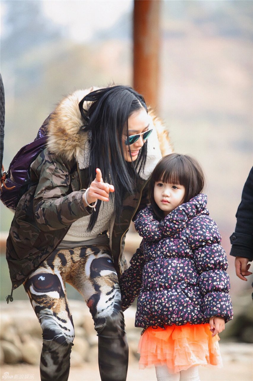 十年前钟丽缇的小女儿真的是仙气十足 小考拉小时候也是个美人胚子呢
