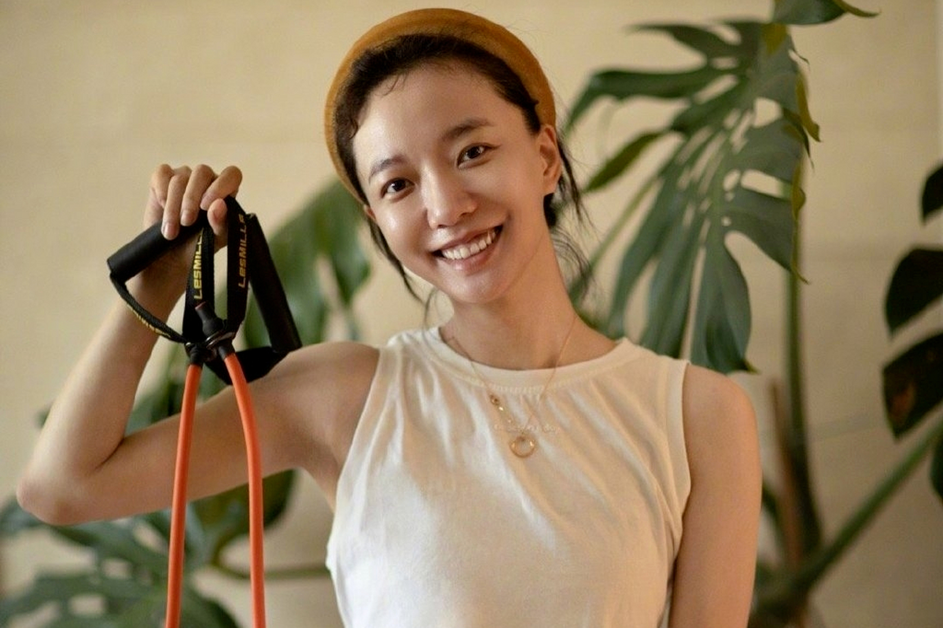 王珞丹以素颜照和简约舒适的着装展现自然美和健康形象,引起网友热议.