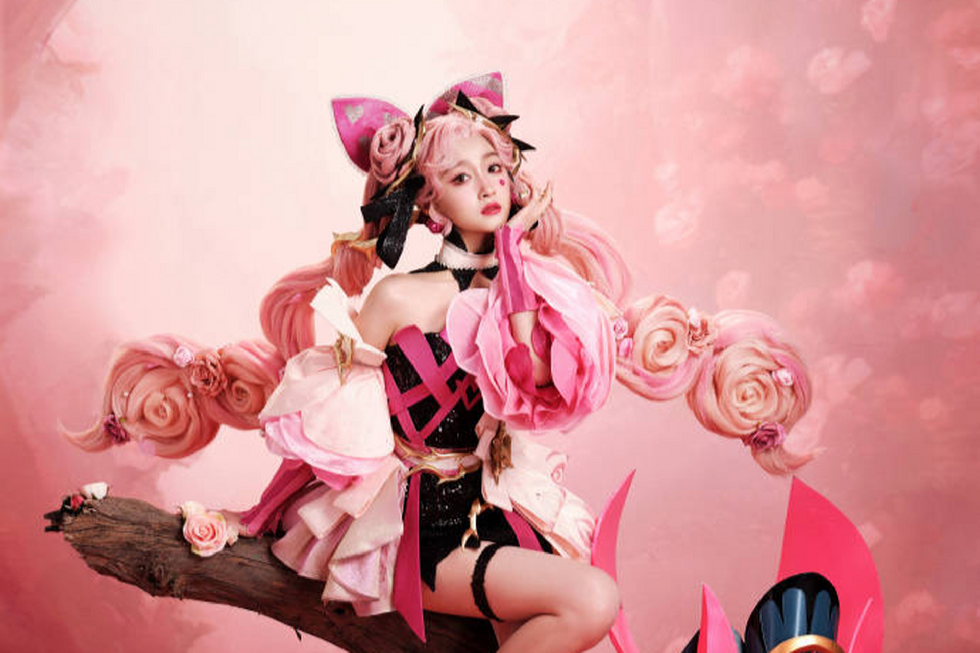 关晓彤在社交媒体上晒出cos游戏角色孙尚香的照片,引发网友热烈讨论和