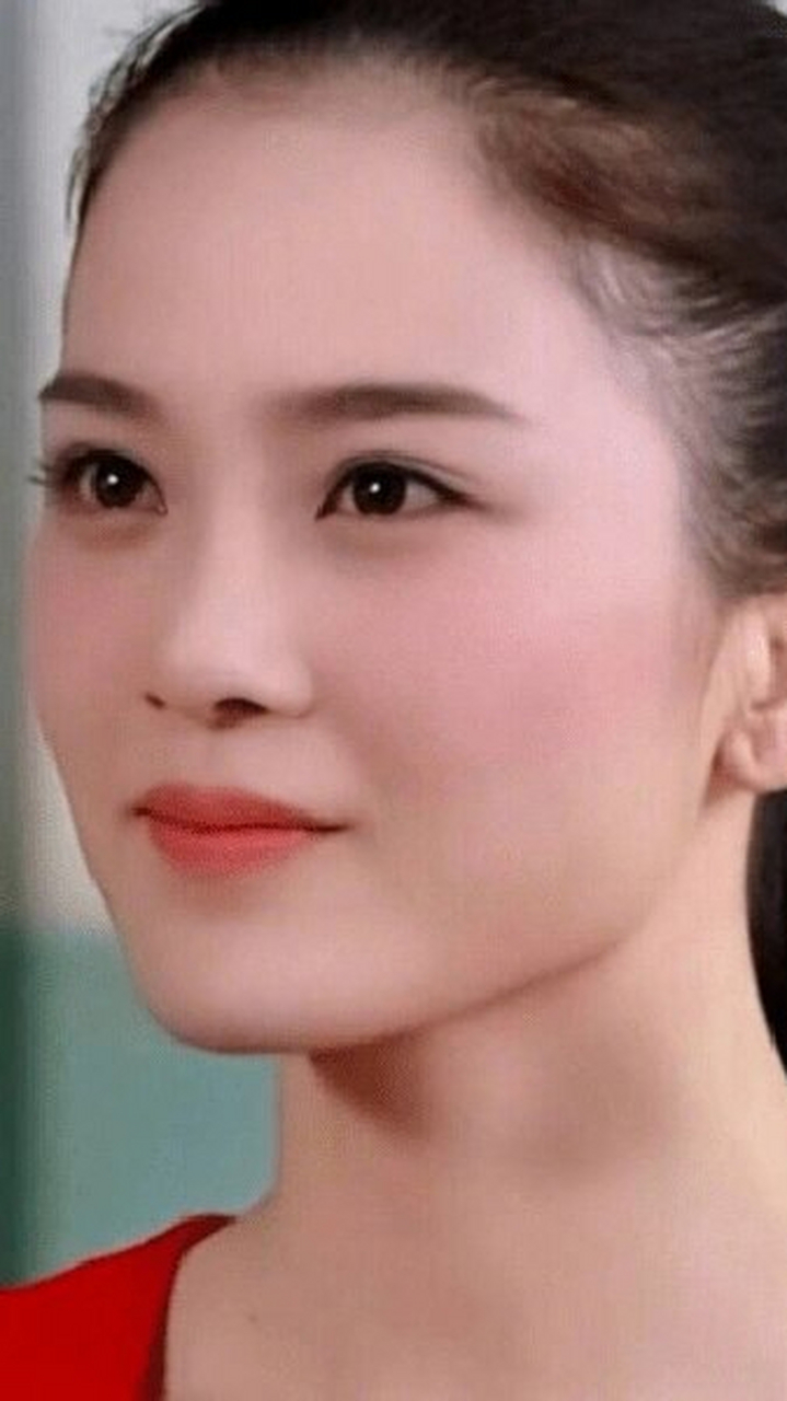 每次看她就会感慨一次赵樱子当初为啥要整容,这个辨