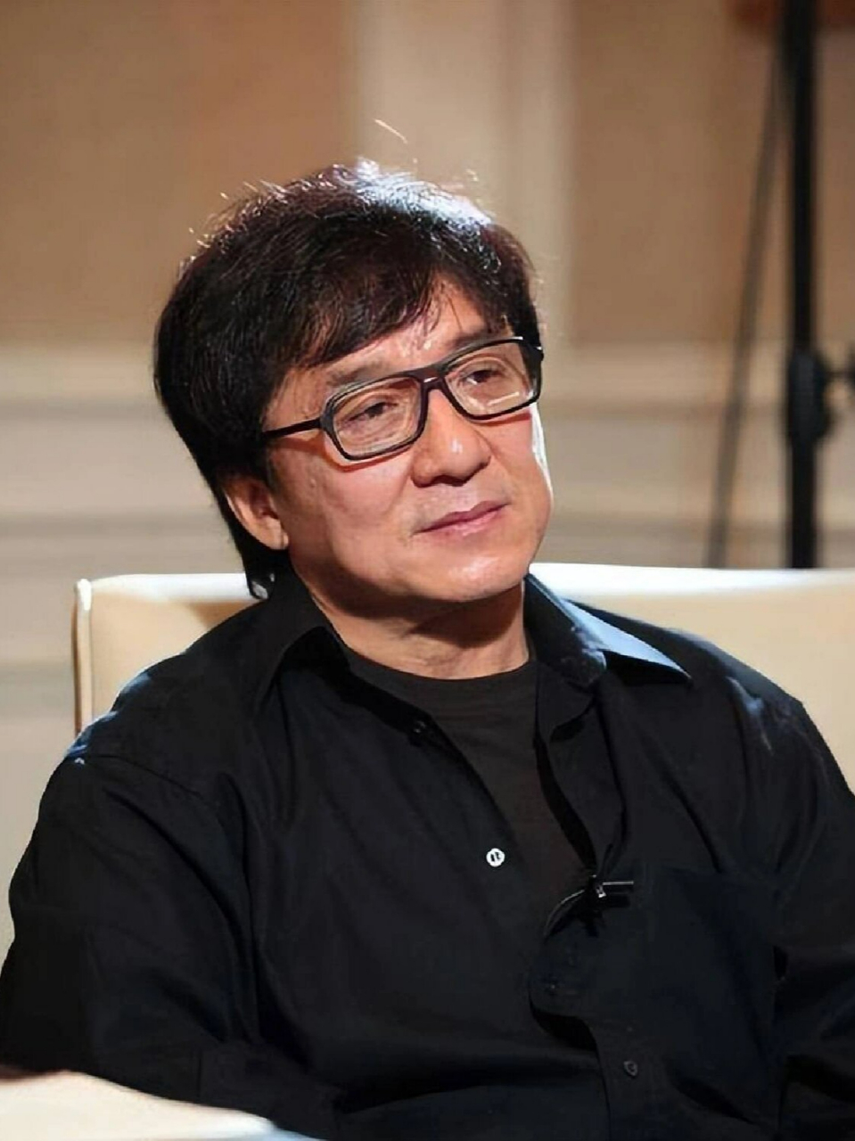 张艺兴在社交平台晒出与成龙大哥的合照,对着镜头比耶.