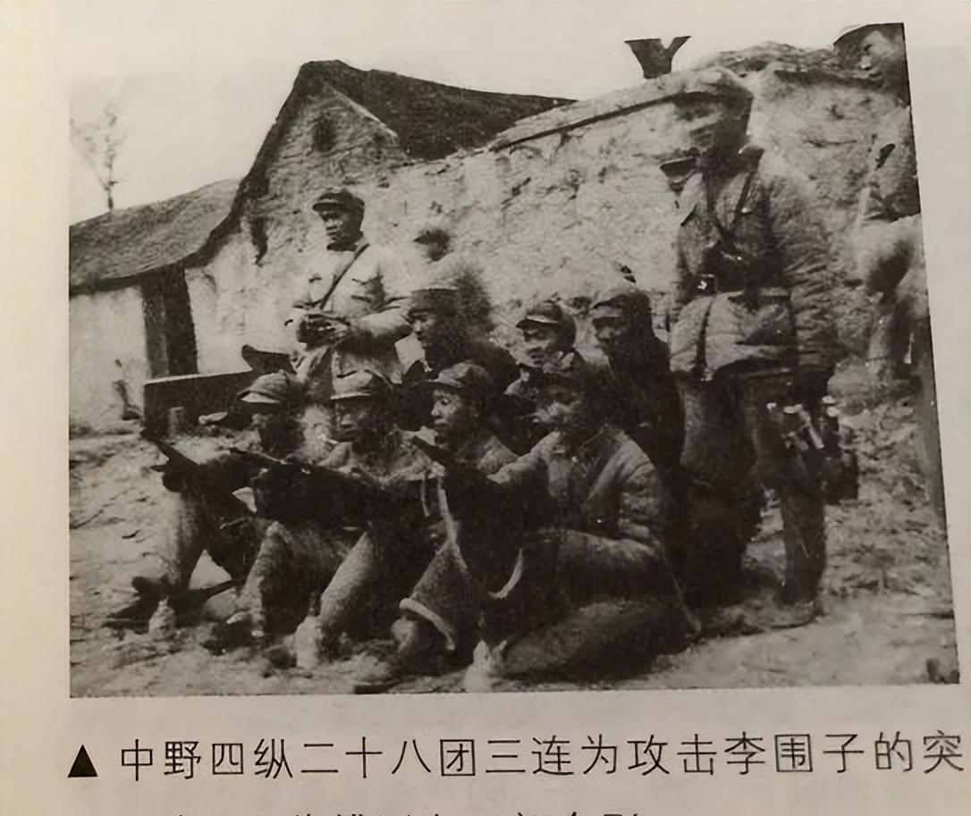 淮海戰役一國軍士兵扛走解放軍一麻袋饅頭動員回來一個排投誠