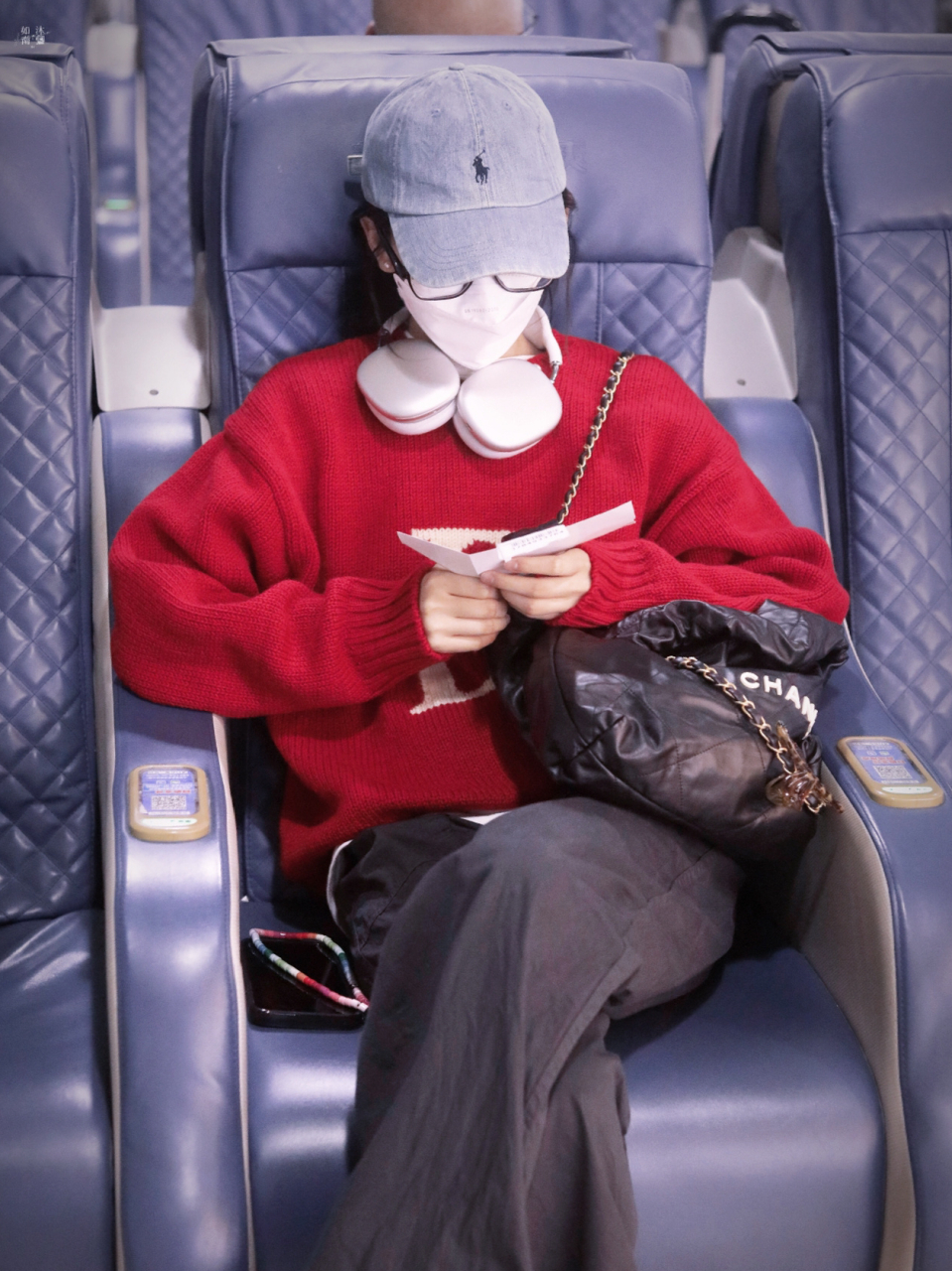 章若楠红色毛衣活力满满 章若楠的机场休闲穿搭 白色t恤打底吸睛的