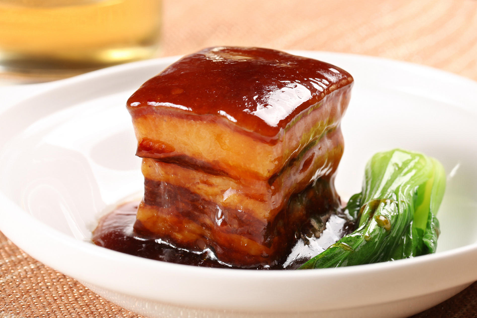 东坡肉是中国传统名菜,以苏轼命名,特点是肉质酥烂,肥而不腻,色泽红亮