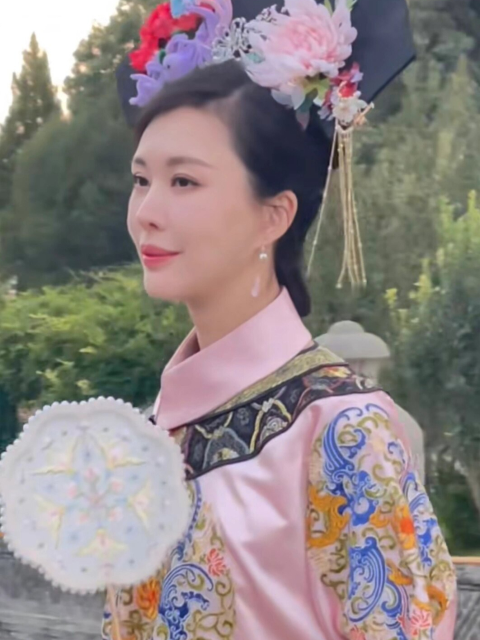 敦亲王福晋田朴珺换装了～ 田朴珺在甄嬛传里饰演的是敦亲王福晋,戏份