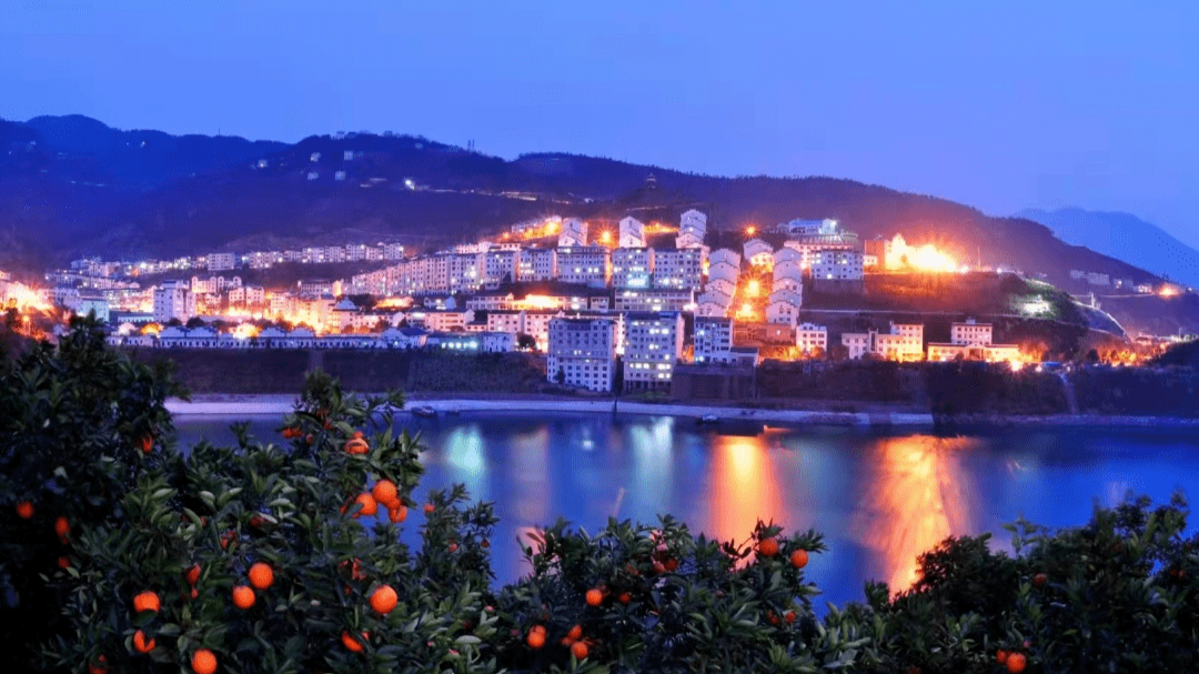 我来到了盖州市的归州镇,这是一个美丽而宁静的小镇,被山水环抱,拥有