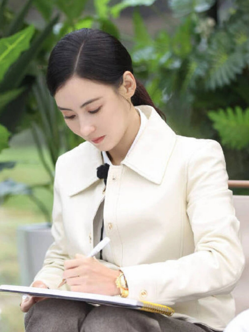 网友曝光了张柏芝与沙溢一同参加综艺节目的画面,颜值差异引发网友