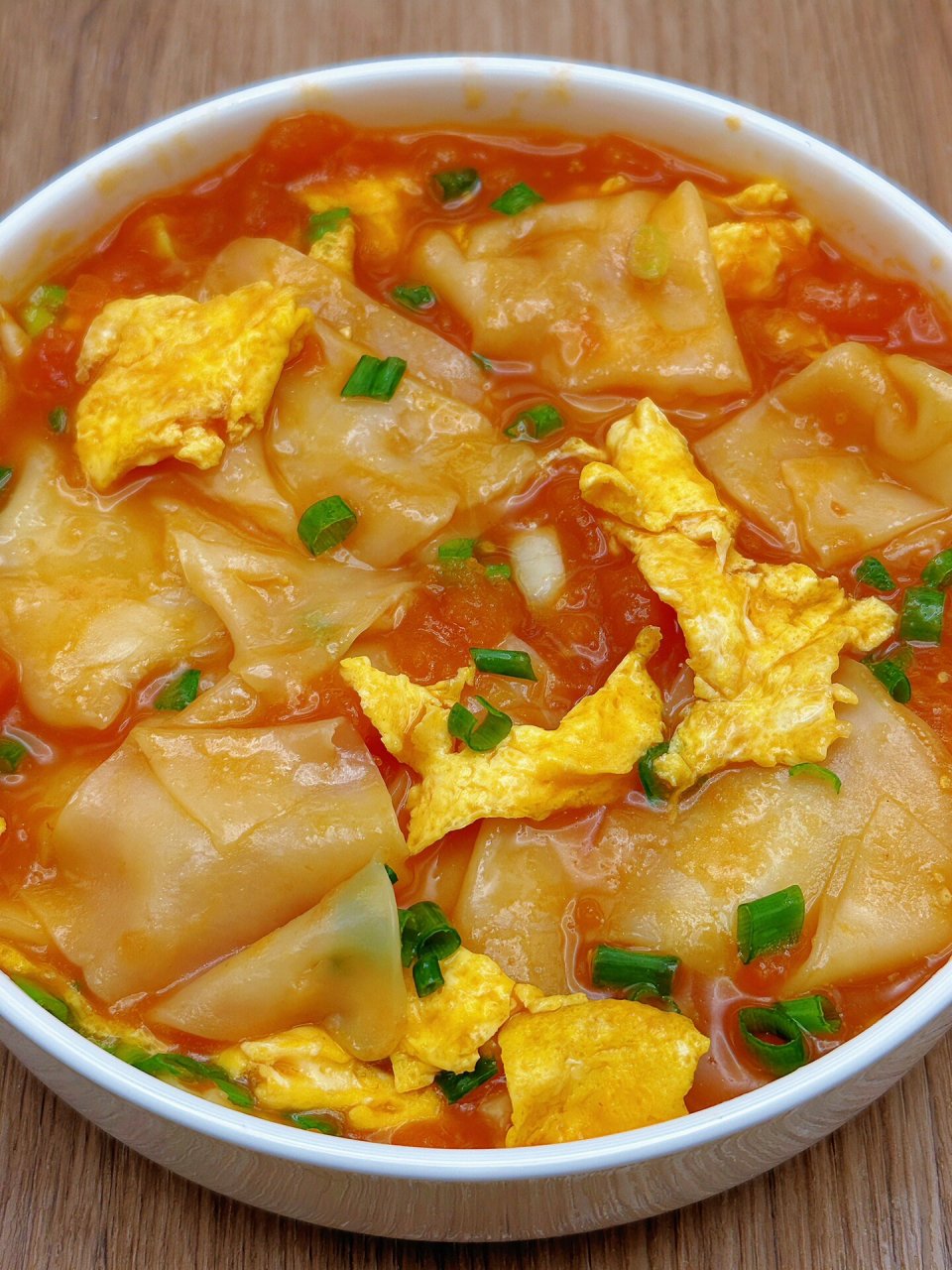 番茄浓汤烩面片,爽滑q弹 食材:饺子皮,番茄,鸡蛋,葱 做法:如图所示