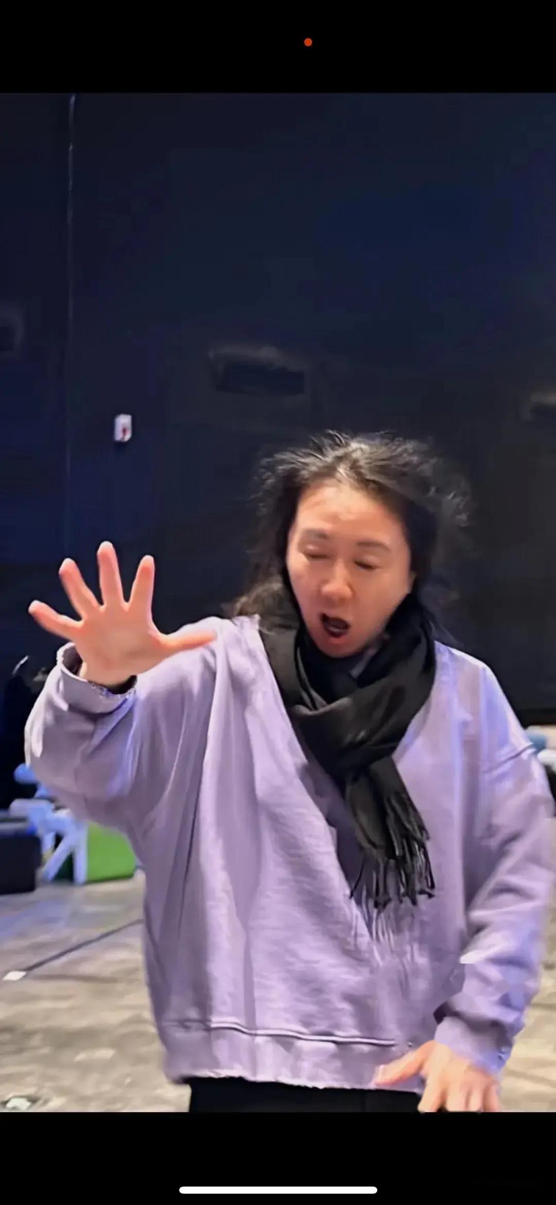 女强人王潮歌勇于展现真实自我,兼顾家庭与事业,成功有加!