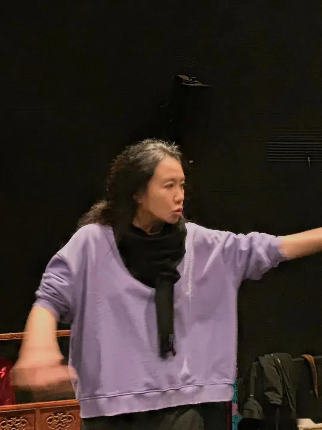 女强人王潮歌勇于展现真实自我,兼顾家庭与事业,成功有加!