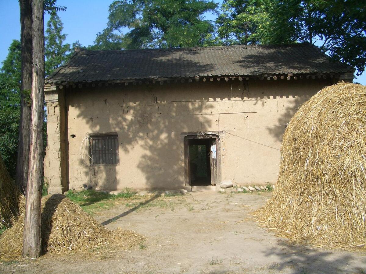 在农村土坯房一直都有,不一定住人,不要被别有用心的人利用了