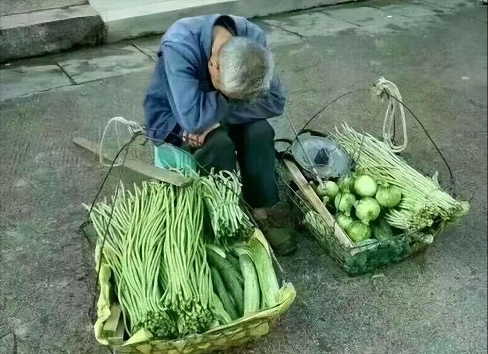 為啥年輕人寧願跑超市買菜,也不愛買街邊老人的菜?原因太現實!