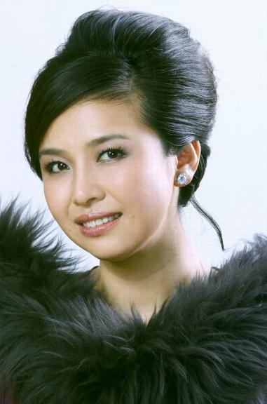 王澜:从名导垂爱的梨涡美人,到如今发福混姨圈,她经历了什么?