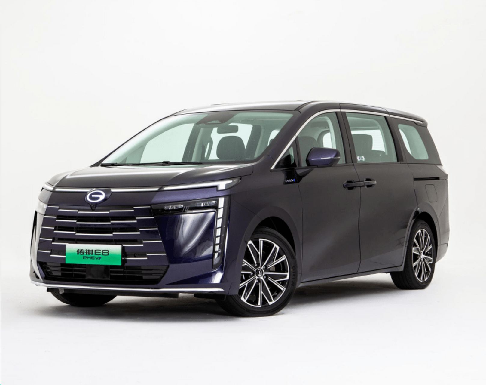 广汽传祺e8phev作为中型mpv,价格适中,空间宽敞,配置丰富,适合家用.