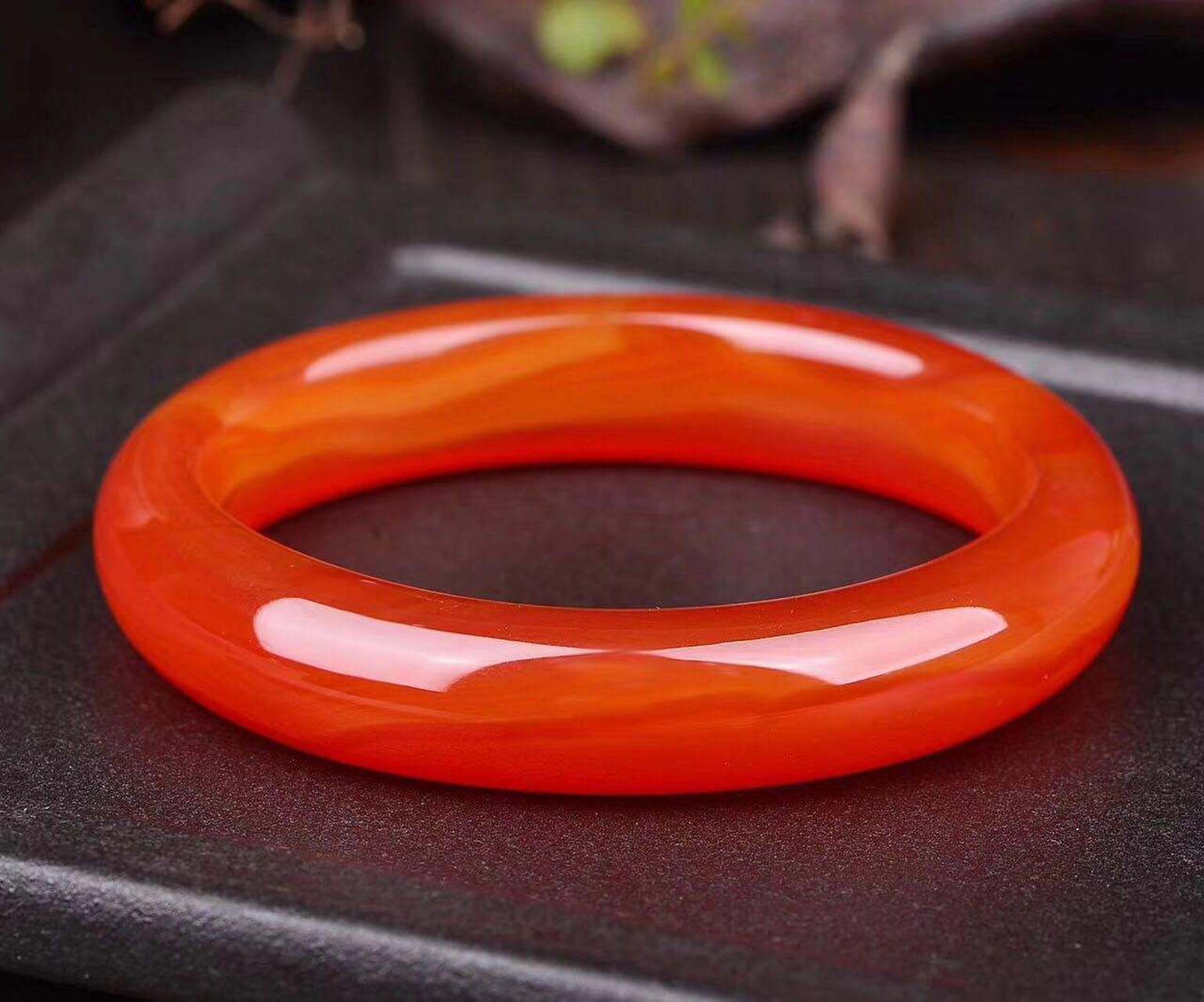 瑞卿阁提供优质南红手串和饰品,教你辨别真假南红的方法,让你避免花