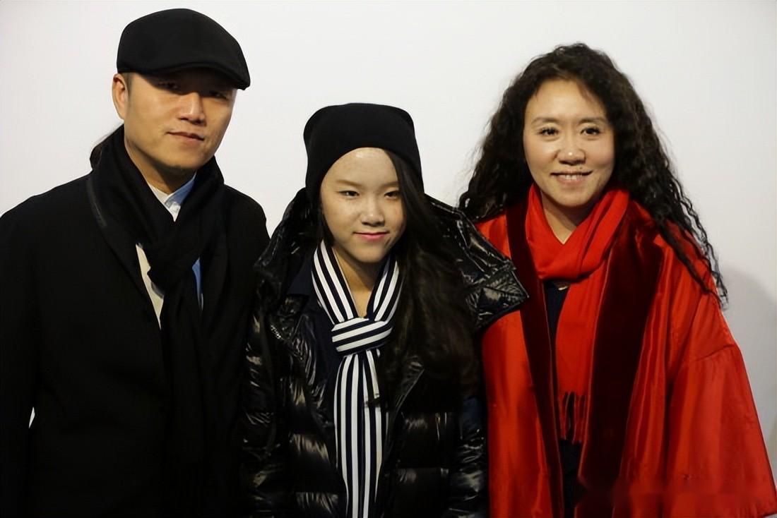 女强人王潮歌勇于展现真实自我,兼顾家庭与事业,成功有加!