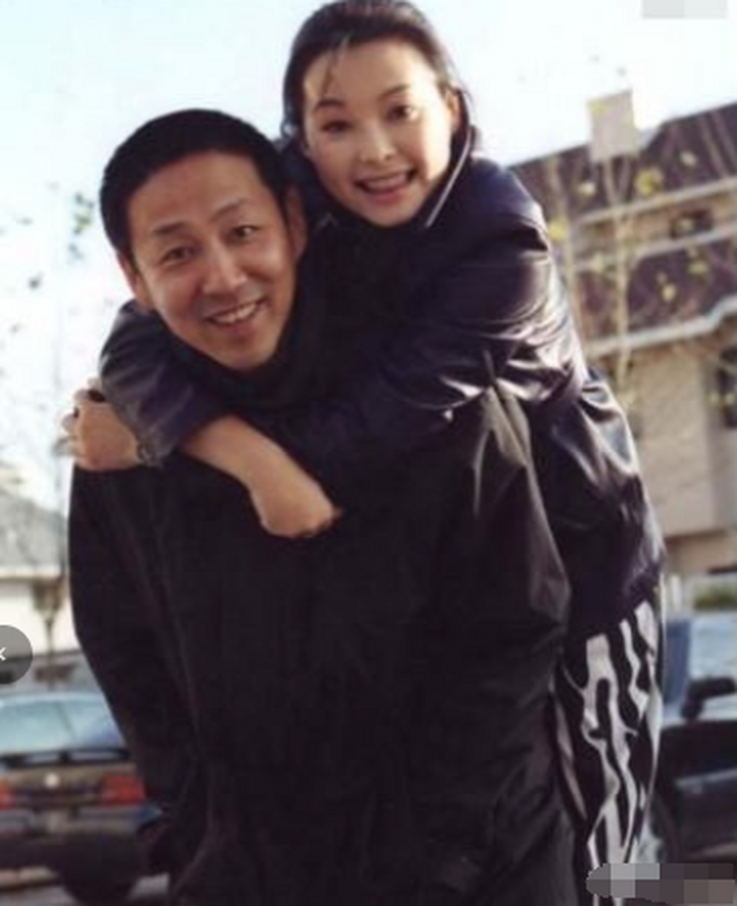 陈道明和袁立第一次见面是在金鸡奖的颁奖典礼上,陈道明从领奖台上