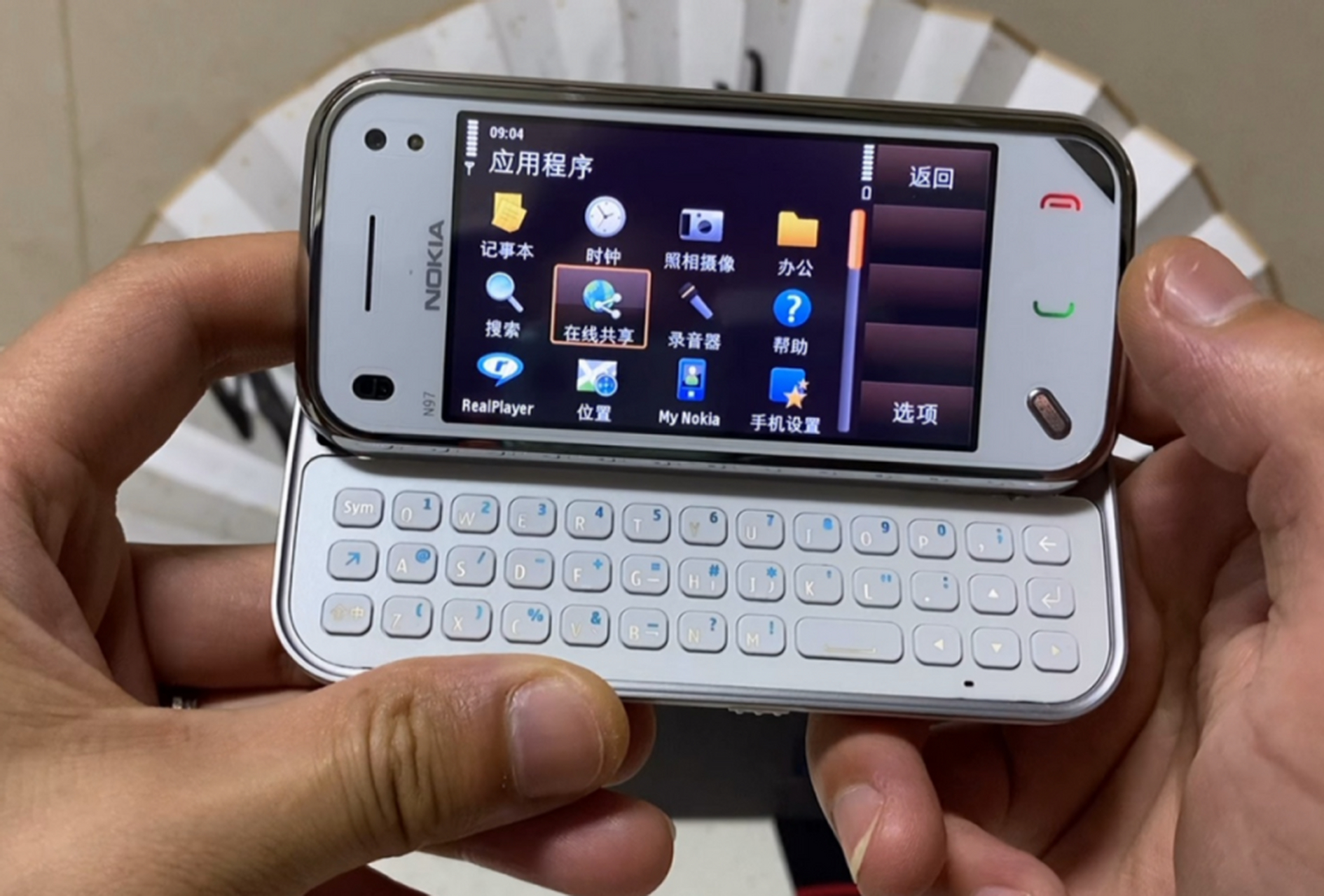 诺基亚n97是全新概念机型,采用超大瀑布屏和后置副屏设计,2k分辨率