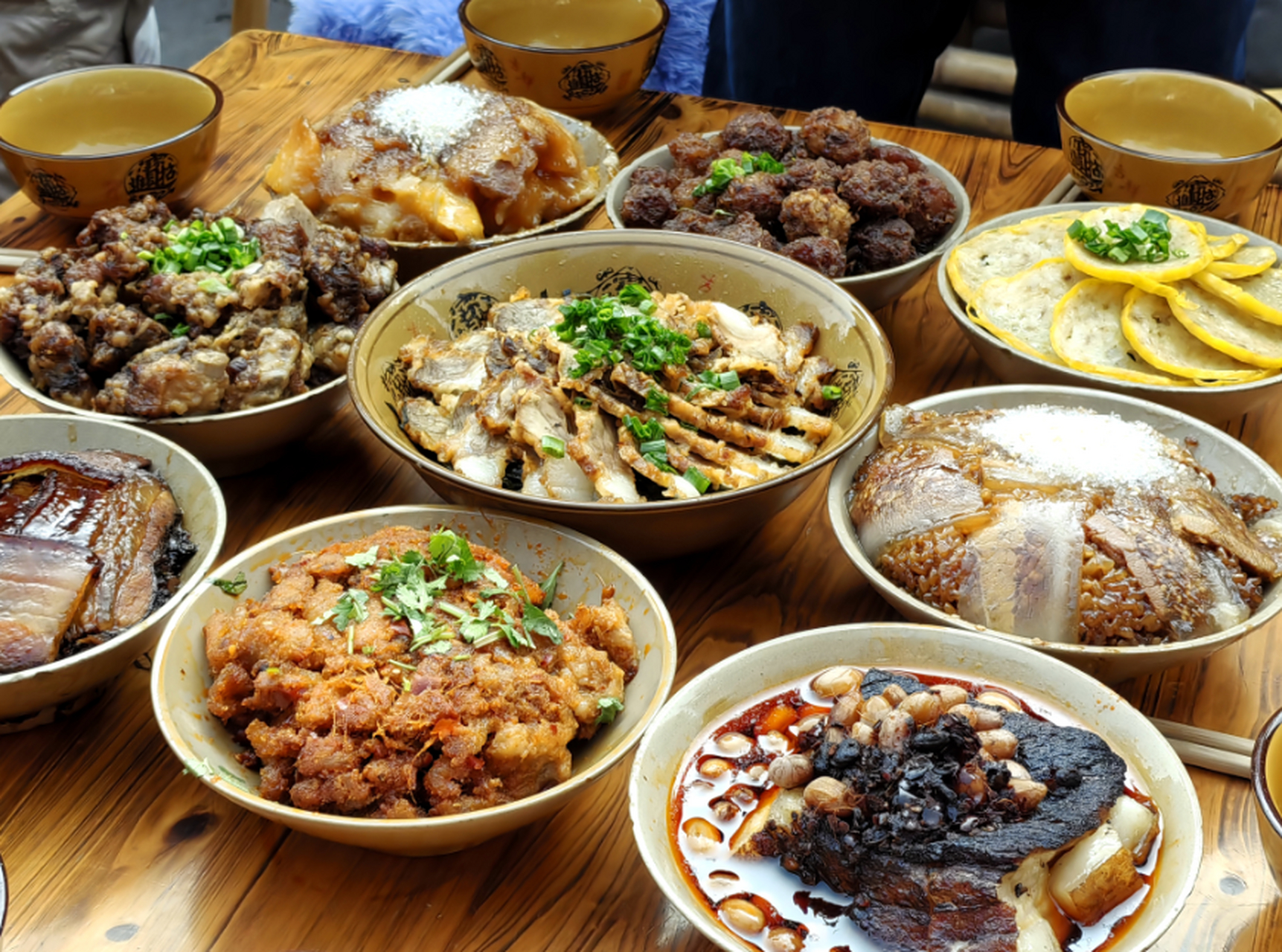 摘要:  罗城镇冬至传统饮食文化节在船形街举行,文艺表演,传统美食和